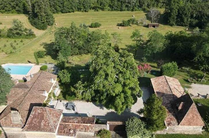 Location de vacances pour 8 personnes, avec jardin ainsi que vue et piscine à Veyrines-de-Vergt - 2