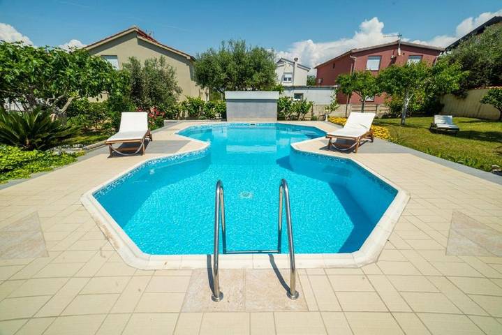 Villa pour 12 personnes, avec terrasse ainsi que piscine et jardin dans Vir