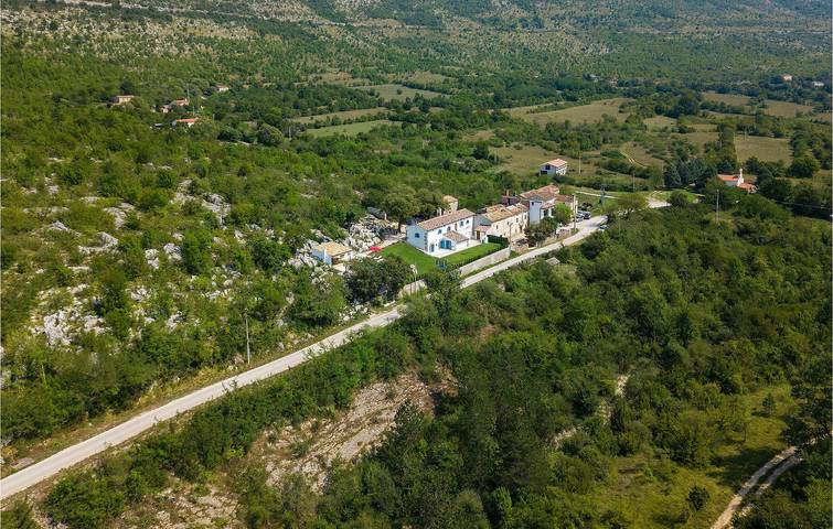 Charming 220m² Apartment with Pool, Wi-Fi & River Access in Kršan, Eastcoast Istria