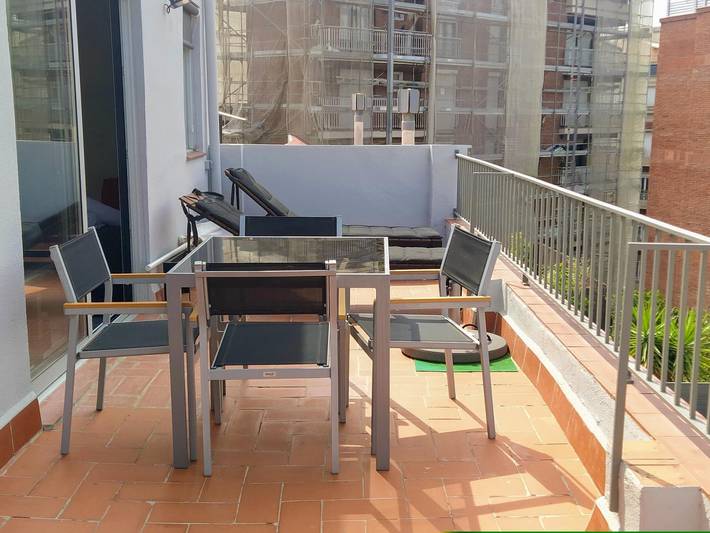 Entire holiday apartment, Bright just renovated attic apartment with two private terraces for 4 in Sarrià - Sant Gervasi, Barcelona