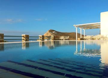 Location de vacances pour 3 personnes, avec terrasse ainsi que vue et piscine dans Folégandros