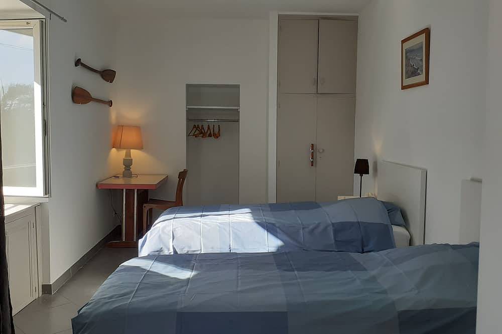 Overlooking the little port, 60 m2 gîte with incredible view, large garden in Provence