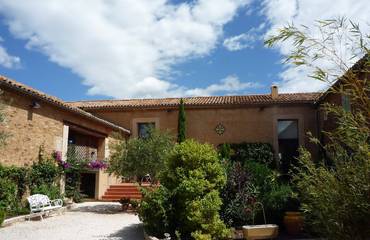 Chambre d’hôte pour 3 personnes, avec piscine et jardin dans l' Aude