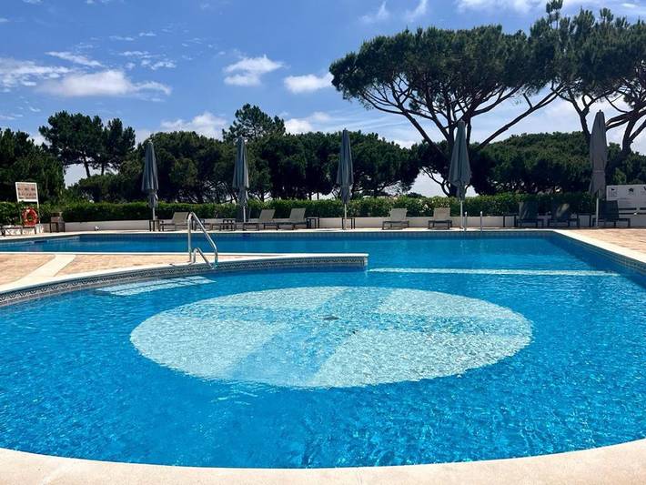 Apartamento de férias para 6 pessoas, com vista e piscina infantil e ainda piscina and jardim em Faro