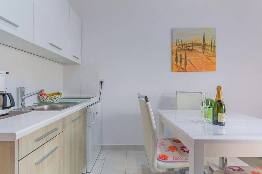 Ganze Wohnung, Apšatment fur 4 Personen im Erdgeschoss mit Garten in Novigrad, Dajla