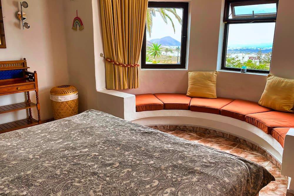Spectacular rental home - Ocean and mountain view. Heated pool. Sleeps 6 in Nazaret, Teguise