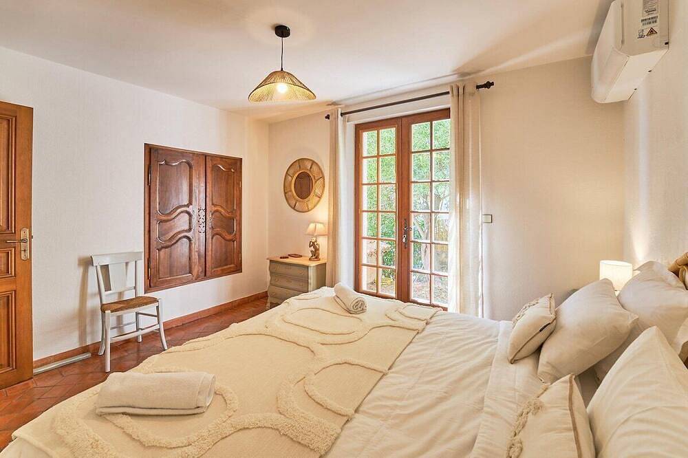 Appartement entier, Charme Provençal Les Amandiers Piscine & Animaux in Solliès-Toucas, Côte méditerranéenne (France)