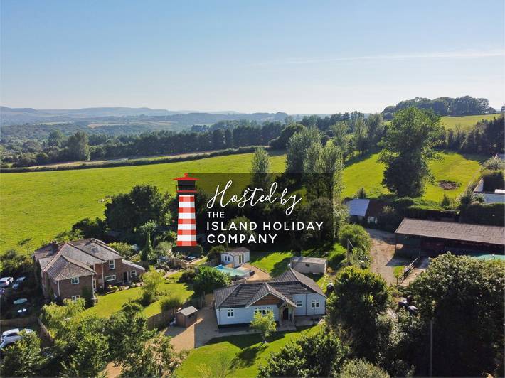 Villa with pool for 6 people, with garden and hot tub in England
