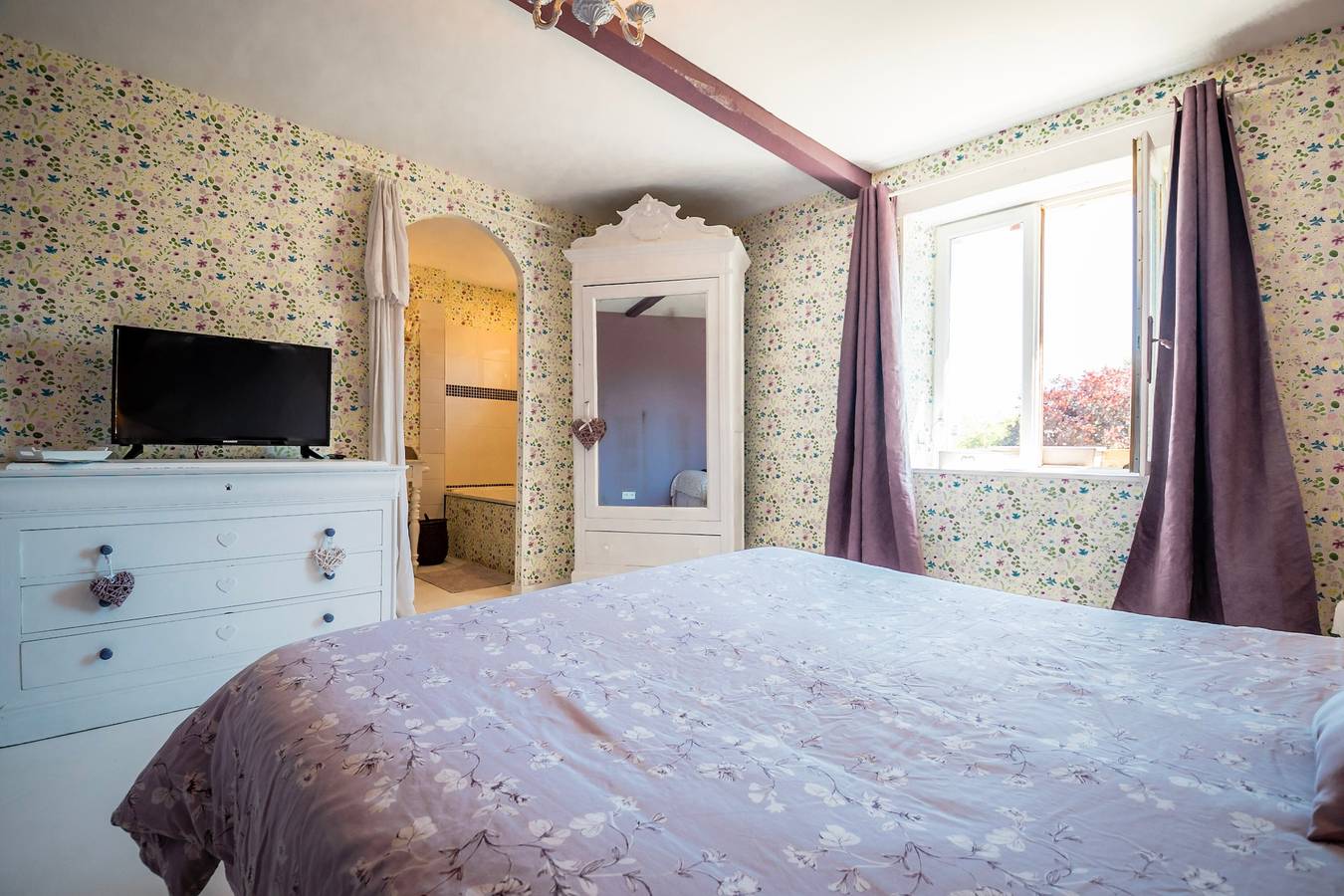 Chambre d’hôtes « Chambre Romantique » avec terrasse partagée, Wi-Fi et climatisation in Ryes, Région de Bayeux