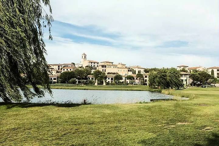 Location de vacances pour 8 personnes, avec terrasse et vue ainsi que jardin et piscine, animaux acceptés à Mallemort - 4