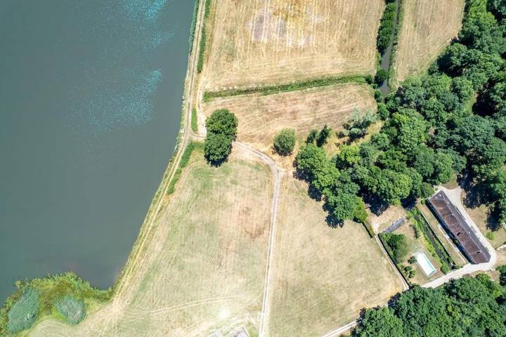 Location de vacances pour 15 personnes, avec piscine ainsi que vue sur le lac et jardin, animaux acceptés à Vendœuvres - 4