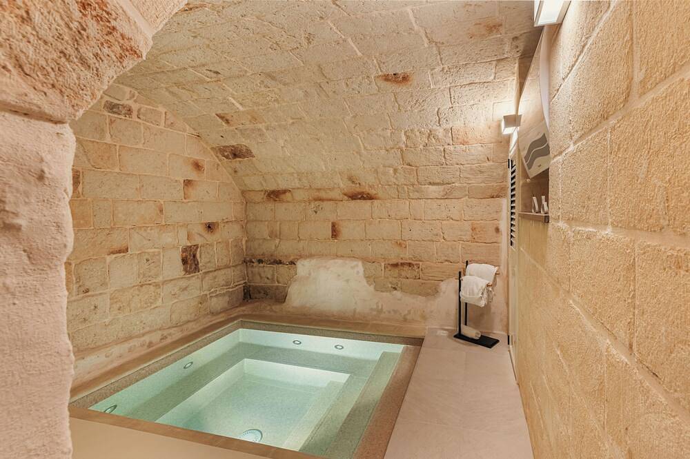 [Exclusive - Suite] Spa con Idromassaggio Jacuzzi in Fasano, Salento
