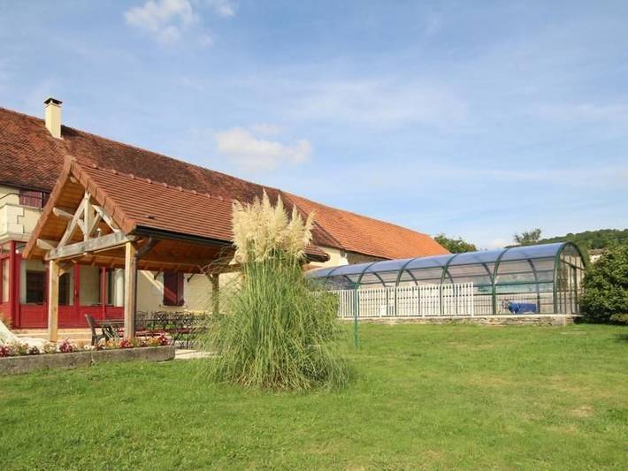 Gîte pour 12 personnes, avec Jacuzzi et Terrasse ainsi que Jardin et Piscine en Bourgogne