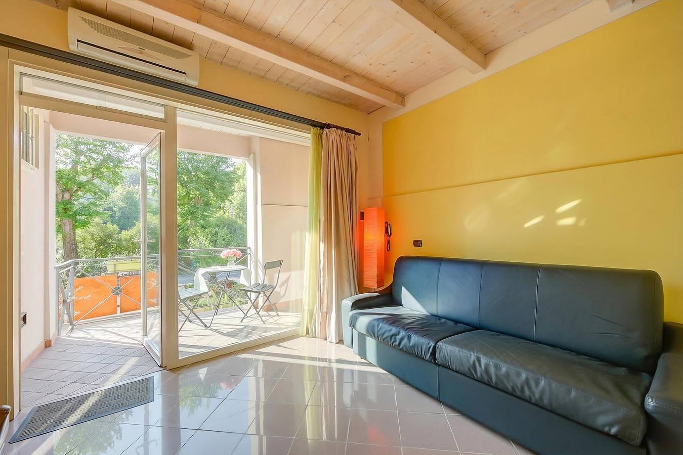 Entire apartment, Yellow Apartment Desenzano With Smart Tv in Desenzano del Garda, Garda Mountains