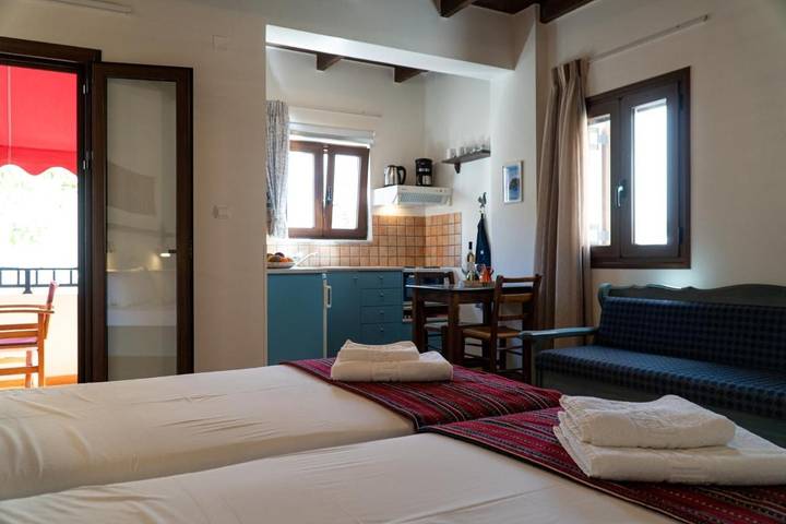 Gîte pour 2 personnes, avec jardin et vue dans Soúgia - 4