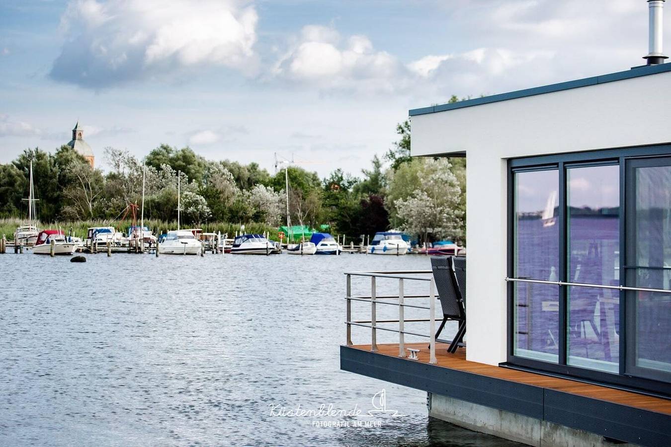 Floatinghouse Dory: Urlaub auf dem See mit Seeblick & Terrasse in Ribnitz, Ribnitz-Damgarten