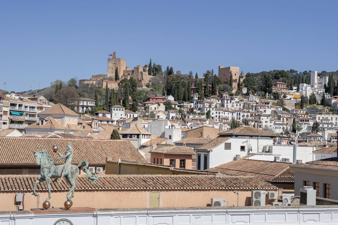 Apartamento entero, Ático Centro con Vistas a la Alhambra, Balcón, Wi-Fi y Aire Acondicionado in Realejo-San Matías, Granada