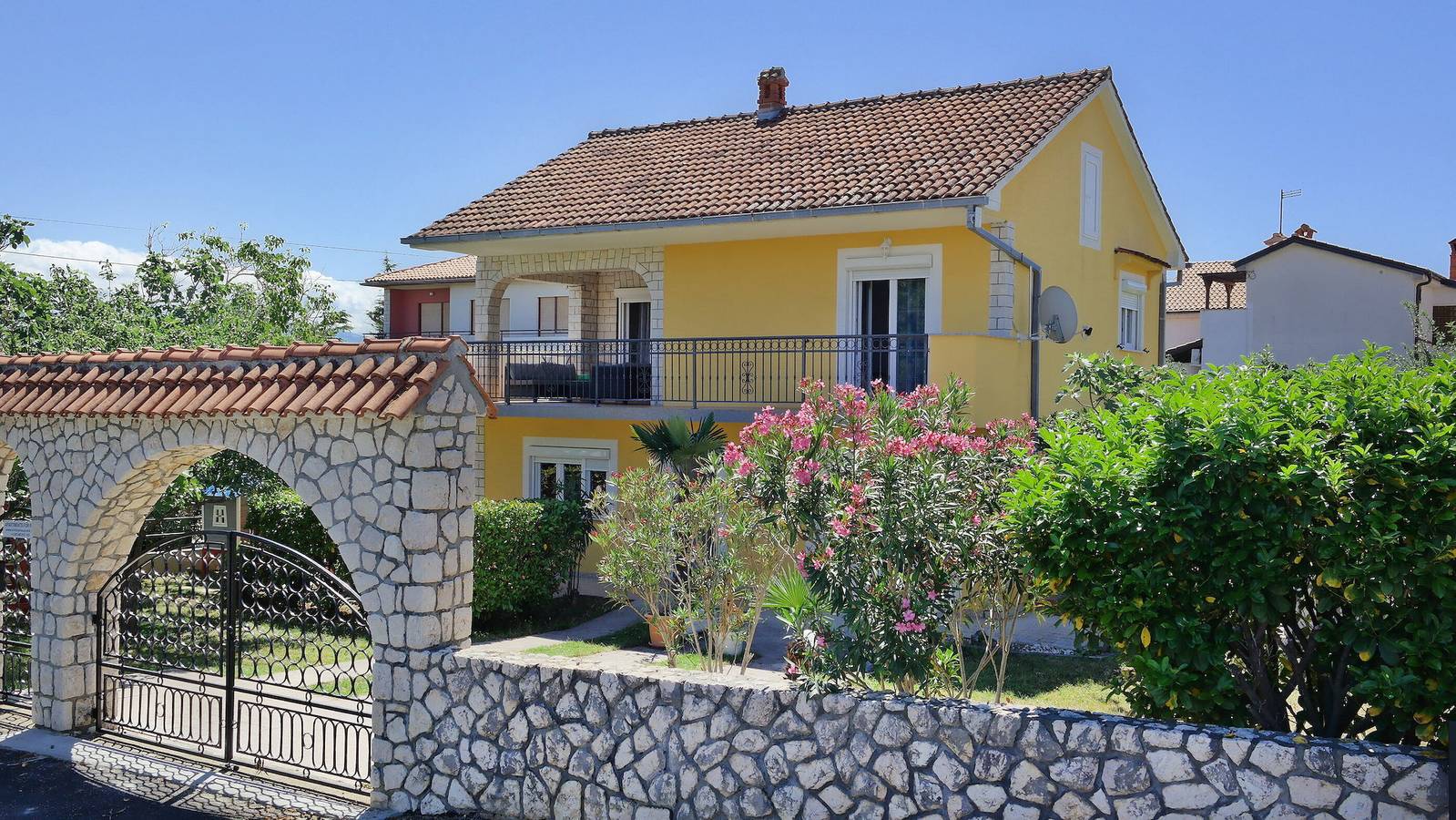 House Yellow in Silo (Krk), Krk