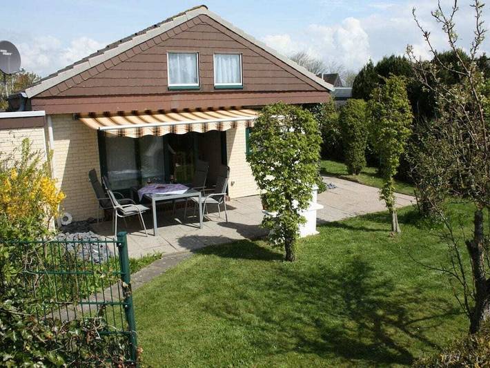 Ferienhaus für 4 Personen, mit Terrasse und Garten in Warwerort