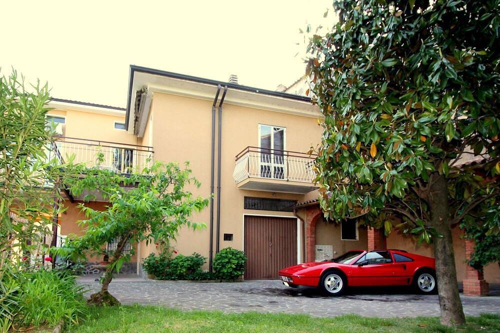 Haus in Zentrum mit grosse Terrasse, Seeblick und nur 200 Meter vom Strand! in Rivoltella del Garda, Desenzano del Garda