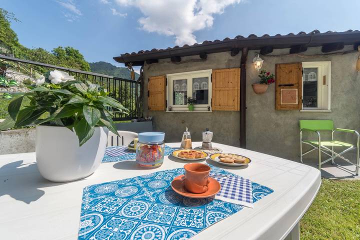 Casa de férias "Erve Come una Volta" com vista para a montanha e jardim in Costalottiere, Erve