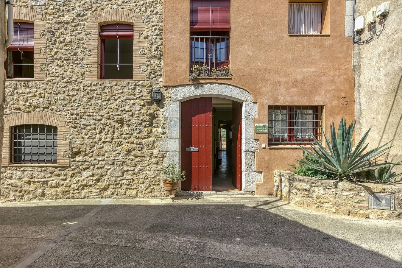 Casa de vacaciones 'Ca La Maria' con vistas a la montaña, terraza privada y Wi-Fi in Báscara, Alt Empordà