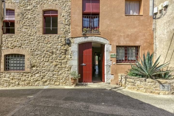 Casa de vacaciones 'Ca La Maria' con vistas a la montaña, terraza privada y Wi-Fi in Báscara, Alt Empordà