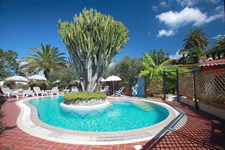 Ferienhaus für 3 Personen, mit Terrasse und Garten sowie Pool und Sauna in Panza