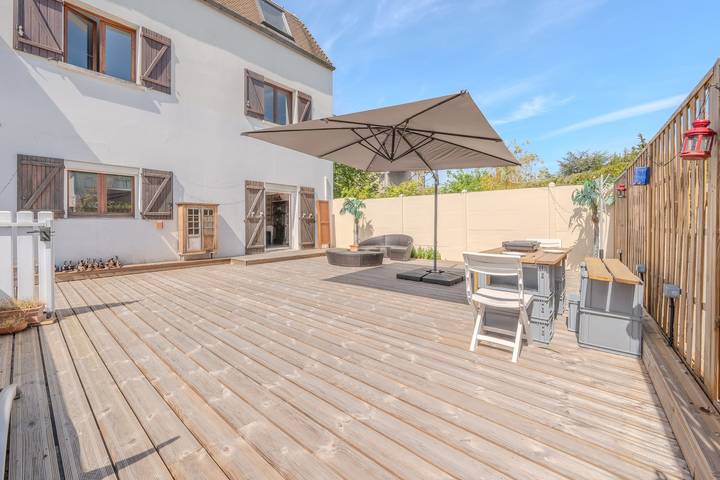 Gîte pour 3 personnes, avec jardin et terrasse, adapté aux familles à Gargenville