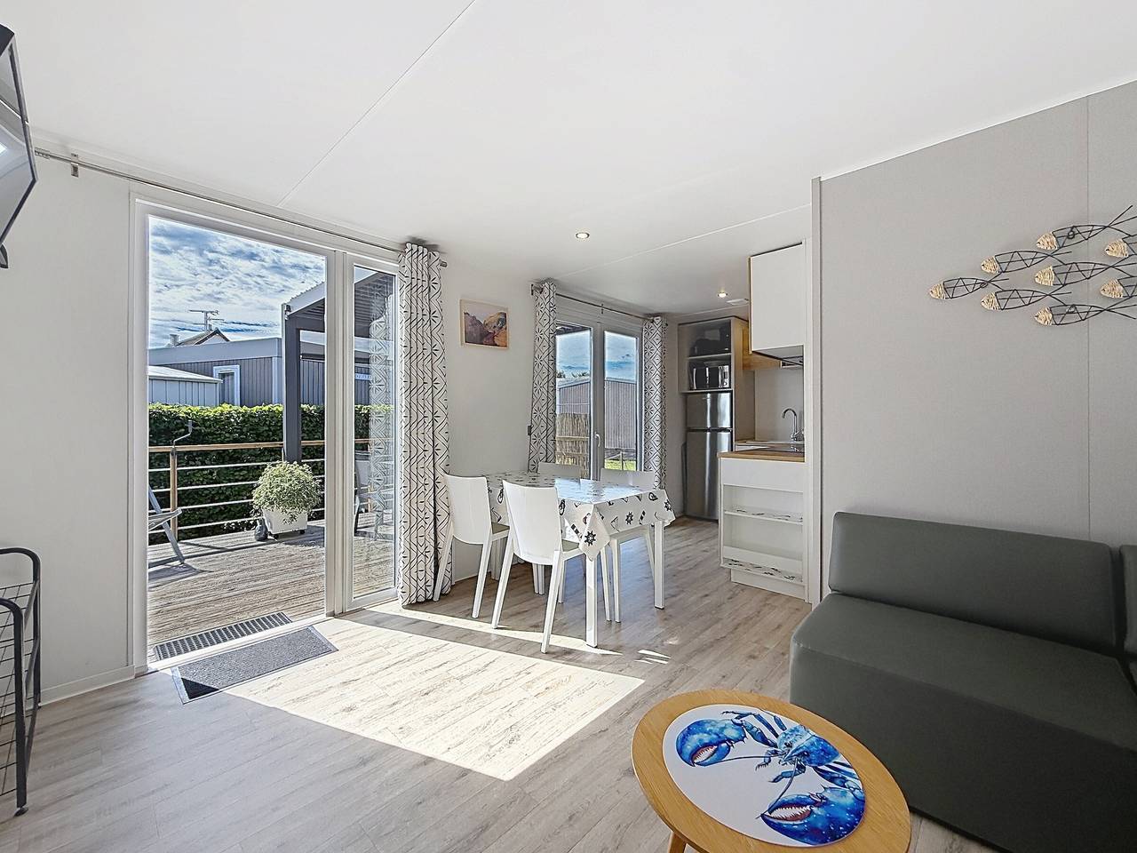 Mobil-home Grand Confort 4 pers: piscine chauffée, près de la plage, parking inclus in Jullouville, Côte de la Déroute