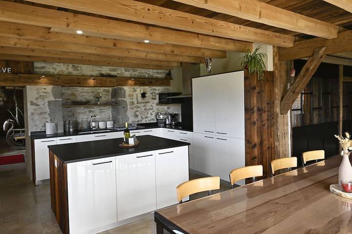 Gîte pour 15 personnes, avec jardin et sauna dans Guyans-Vennes - 2