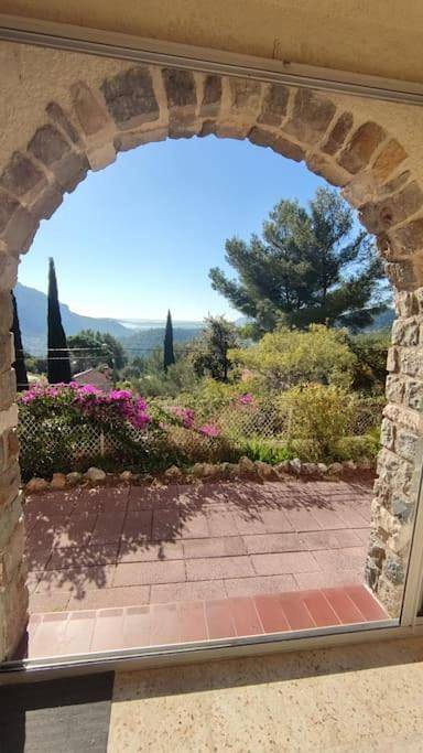 Gîte pour 5 personnes, avec jardin ainsi que vue et terrasse, animaux acceptés à Le Revest-les-Eaux - 2