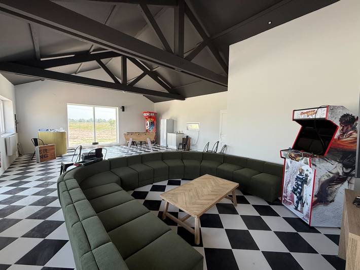 Location de vacances pour 45 personnes, avec terrasse et jardin ainsi que piscine et sauna, animaux acceptés à Boucé - 4