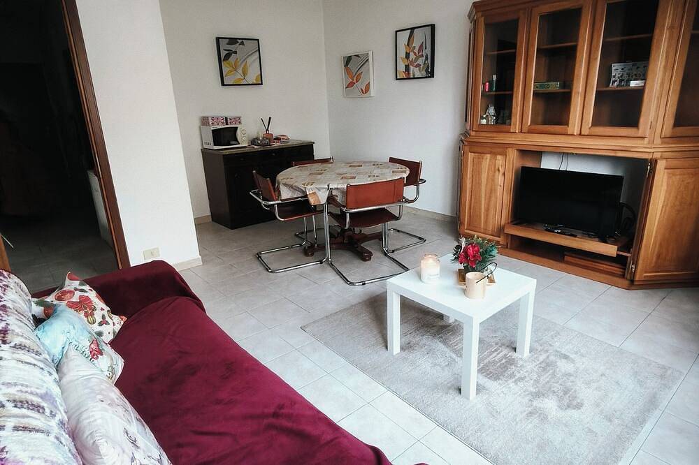 Ganze Wohnung, Lake and Sun House is a comfortable apartment within walking distance of the lake and services in Lavena Ponte Tresa, Luganer See (Lombardei)