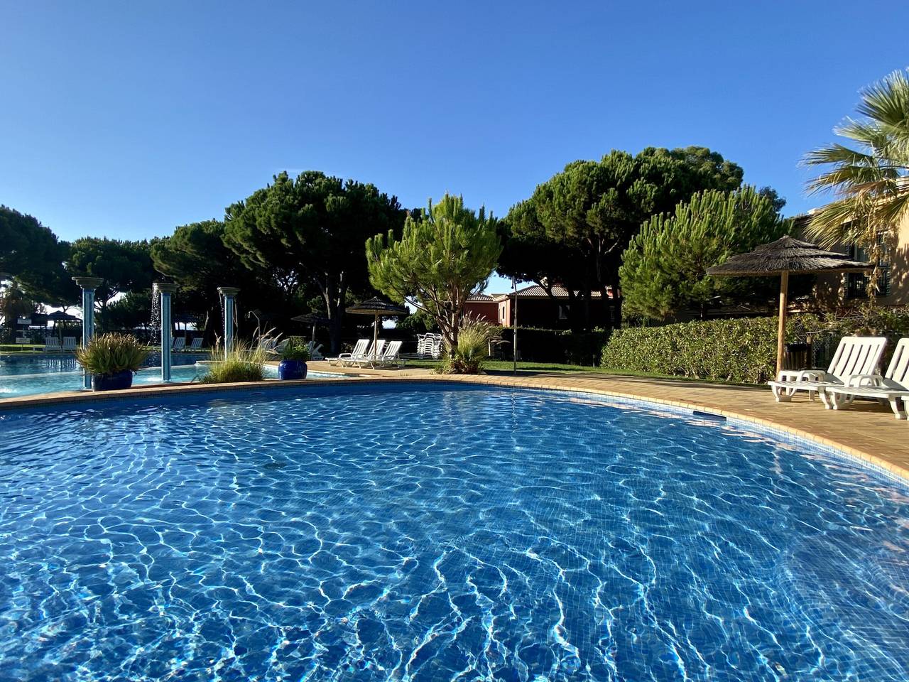 Entire apartment, Sunny 1Br Apartment in Albufeira with Pool, Garden, and Close to Praia da Oura in Praia da Oura, Albufeira