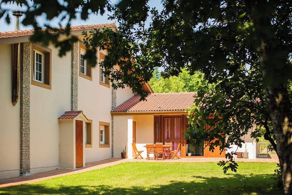 Apartamento entero, Apartamento 'Usko 2' con vistas a la montaña, piscina privada y Wi-Fi in Lezama (Alava), Amurrio