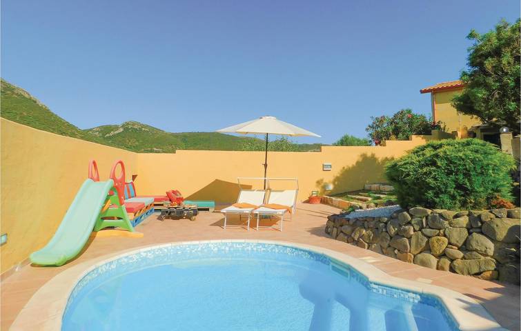 Appartement de vacances entier, Retraite au bord de la piscine : Appartement confortable avec jardin et Internet in Gonnesa, Iglesiente