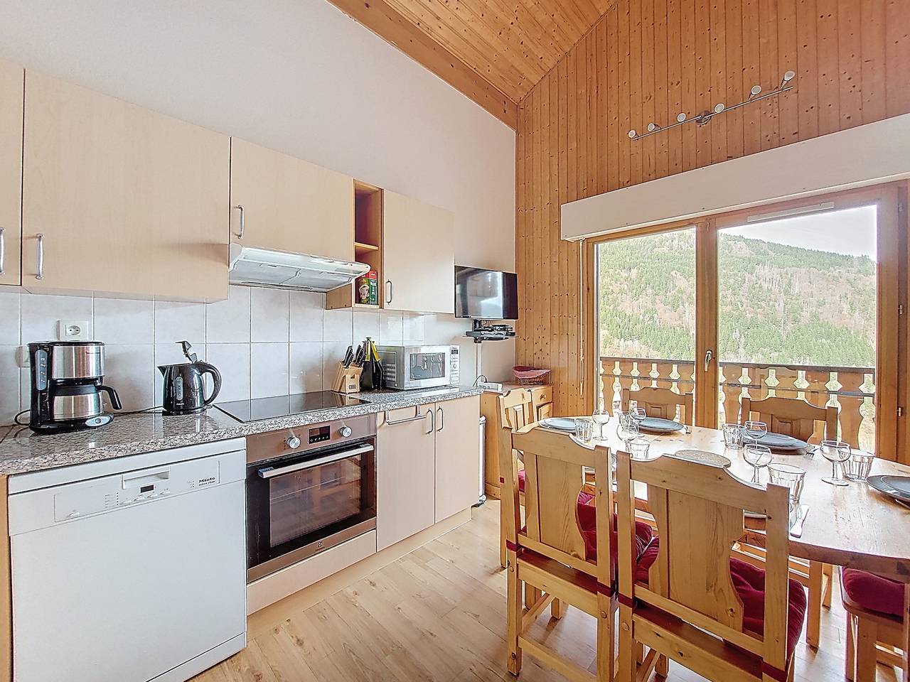 Appartement entier, Appartement Spacieux Avec Balcon- Saint Jean D'Aulps Station -Proche Morzine- 8 Personnes - Ourson 57/58  in Saint-Jean-d'Aulps, Les Portes du Soleil