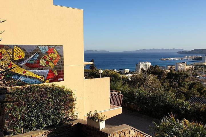 Location de vacances pour 3 personnes, avec piscine ainsi que jardin et terrasse, animaux acceptés dans Le Lavandou