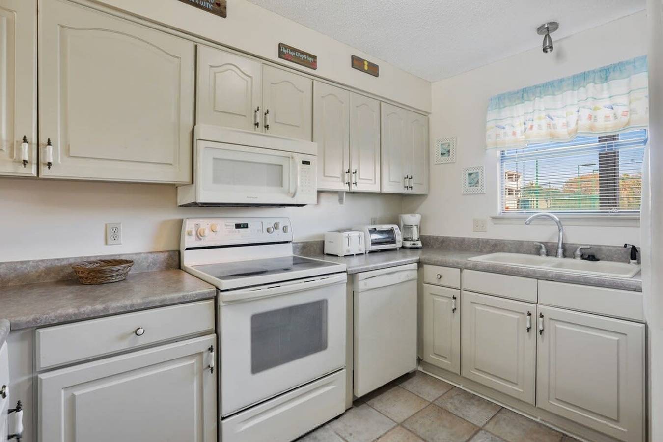 Ganze Wohnung, Seaside Beach 2103- Ground level beachside in Orange Beach, Mobile Bay