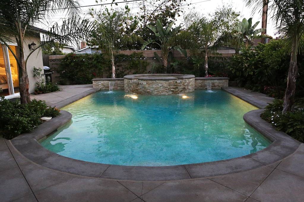 In hohem Grade verbessert, 5 Bett, 4. 5 Ba, neuer Pool w / Jacuzzi, 1/2 Meile zu Disney gehen in Anaheim, Orange County
