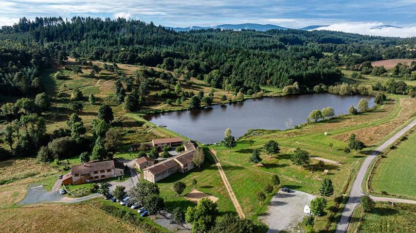 Hôtel pour 2 personnes, avec Terrasse ainsi que Jardin et Vue à Les Salles
