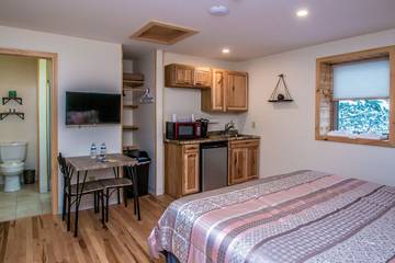 Log Cabin for 2 Guests in Bethlehem, Grafton County, Picture 4