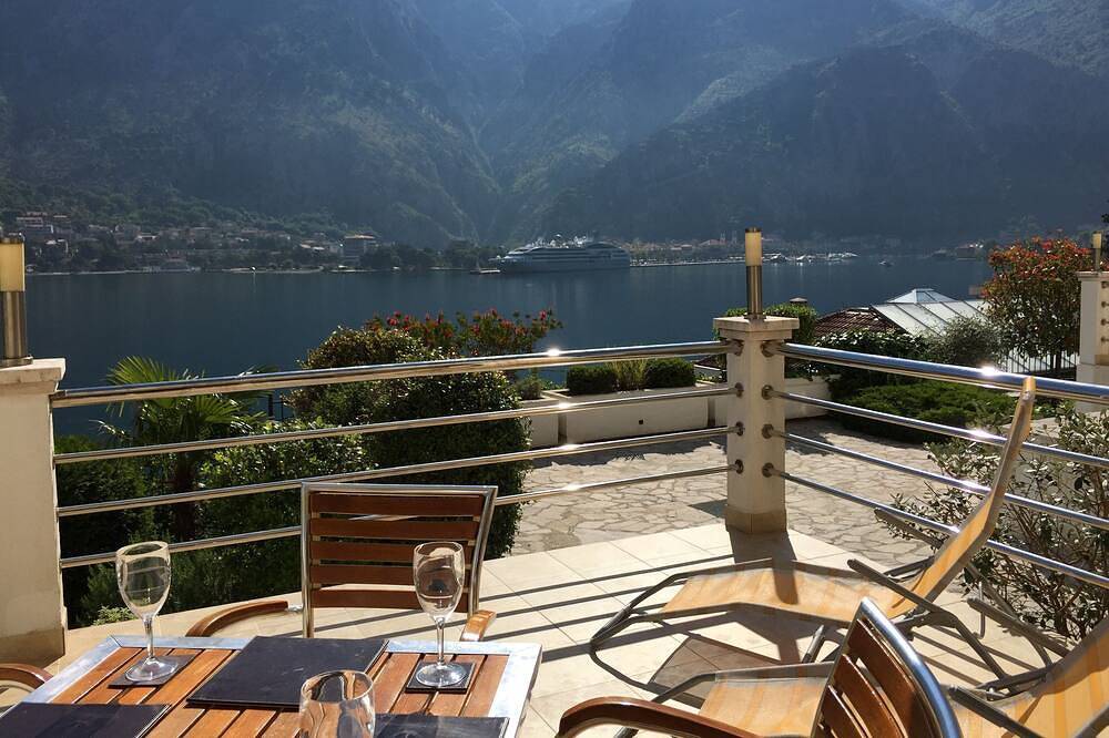 Ganze Wohnung, Erdgeschoss. Private Terrasse, Gemeinschaftspool, Blick über den Fjord auf die Altstadt von Kotor in Muo, Opština Kotor