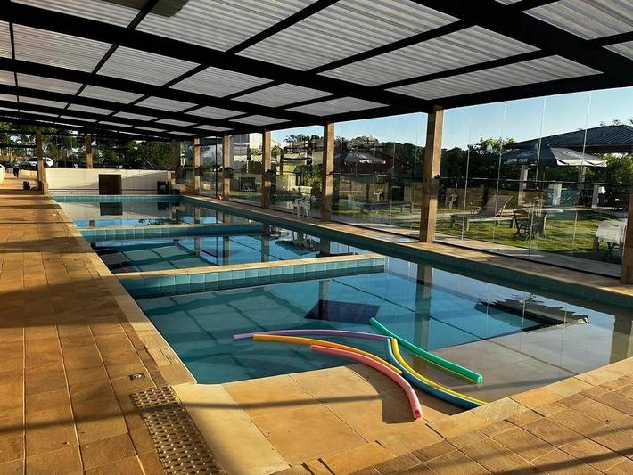 Pousadas para 4 pessoas, com sauna e piscina e ainda jardim, com animais de estimação em Socorro