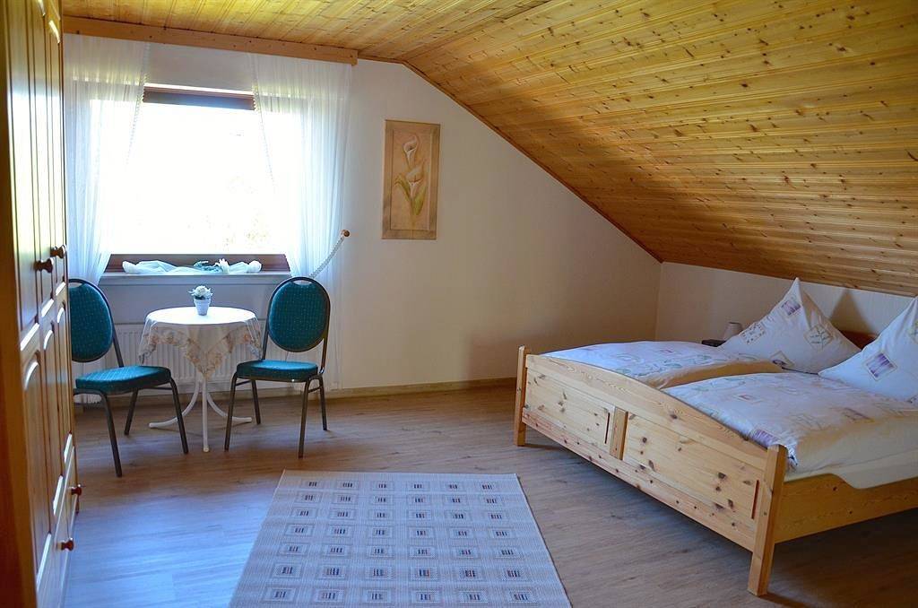 Ganze Ferienwohnung, 4-Bett-Ferienwohnung mit Balkon in Kalt, Osteifel