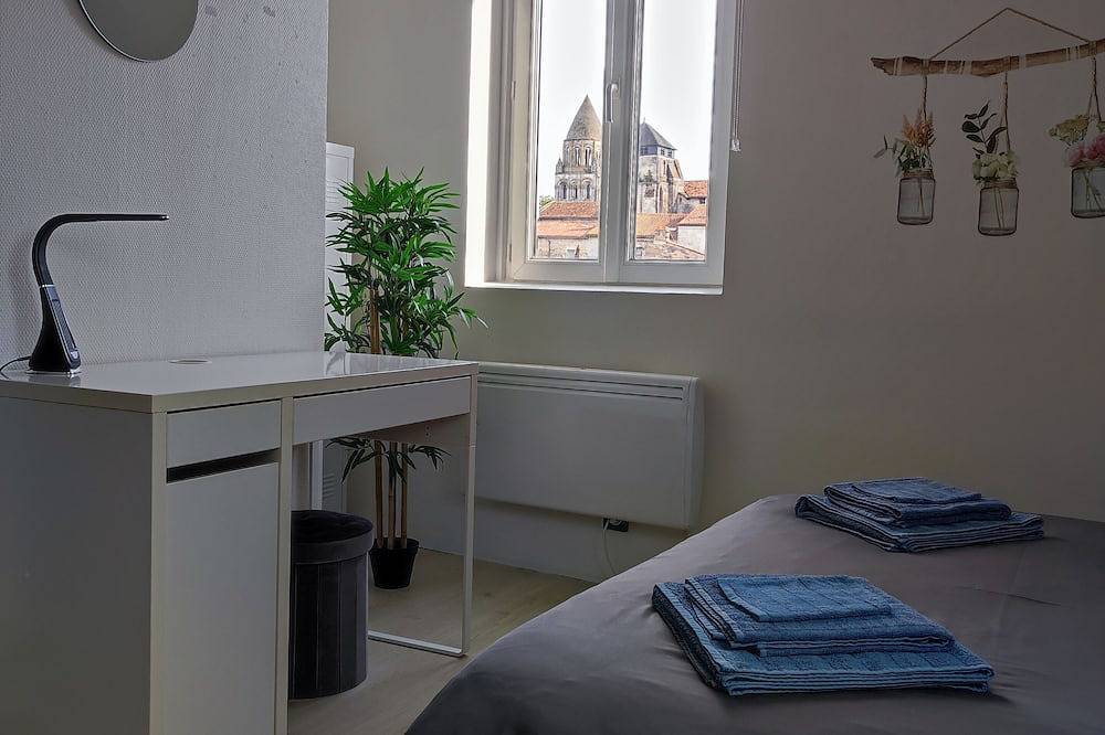 Entire apartment, Duplex near Abbey, station and town center in Saintes, Saintes region