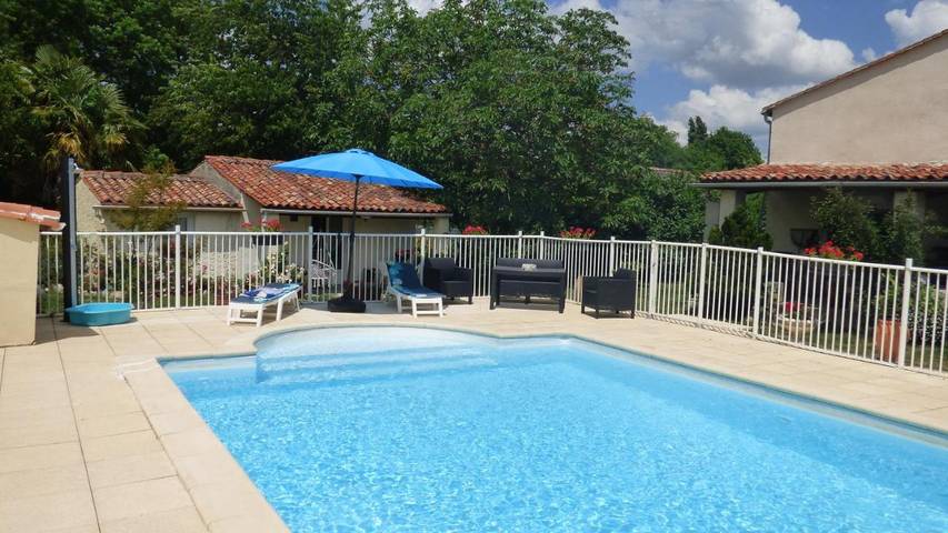 Gîte pour 4 personnes, avec Terrasse ainsi que Jardin et Piscine à Les Touches-de-Périgny