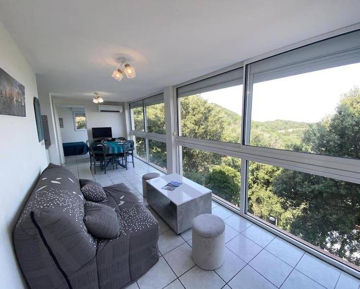 Appartement de vacances pour 5 personnes, avec piscine ainsi que terrasse et vue