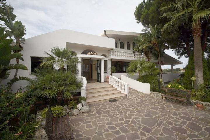 Apartahotel para 6 personas, con piscina además de piscina para niños y jardín en Calabria